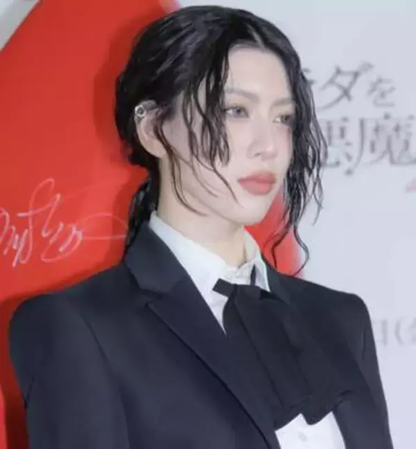 三吉彩花　背中のタトゥーは封印も、あっと驚く超ショートブラウス！　圧倒的オーラで会場魅了