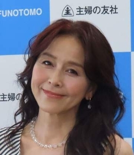 これはめちゃ鍛えてる！杉本彩57歳　完璧な168cmで衝撃会見、ピンヒールのふくらはぎピキッ！　見習いたい引き締まった二の腕も、うわっ！