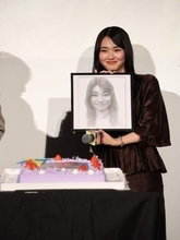 櫻坂46・山﨑天　サプライズで誕生日を祝福！21歳は「落ち着きを身につけたい」抱負明かす