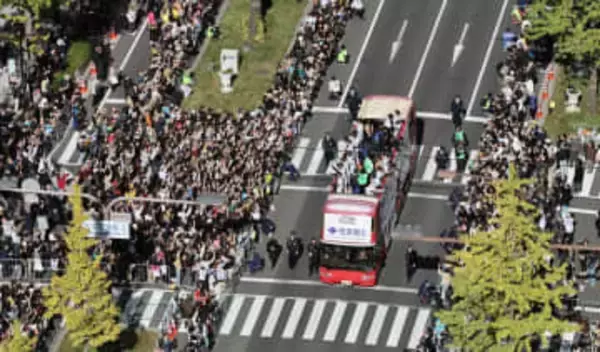 ネット騒然「選手バス乗ってる！」「美人」【阪神Vパレ】バス同乗してた人気歌手　ショート髪の美貌に「可愛い」「2号車」「新鮮で良い」