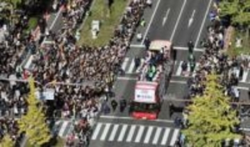 ネット騒然「選手バス乗ってる！」「美人」【阪神Vパレ】バス同乗してた人気歌手　ショート髪の美貌に「可愛い」「2号車」「新鮮で良い」