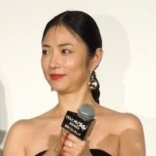 MEGUMI　攻めすぎ布面積！オフショルダーで絶品の美肌さく裂　魅惑の44歳