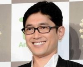 薬丸裕英　羨望のJAL上級クラスで海見下ろす絶景のハワイ自宅へ　ラウンジではカレー、サラダ＆ノンアルの旅慣れ感