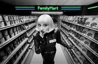 ファミマ店内でびっくり！あのレディー・ガガがバイトで登場！？