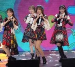 AKB公演に登場の松本伊代60歳に武道館どよめき　ミニスカAKB衣装で共演「本当にお似合い」とメンバー