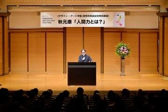 えっ雰囲気変わった　秋元康氏、ロマンスグレー髪で公式の場に現る　あごひげ生やし　今こんな感じなのか