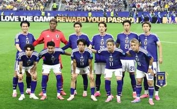 うわっ、W杯日本戦に大物芸人おる！「全身金色タイツ」の強烈姿でスタンドに　ネット騒然「TVで抜かれそうw」「試合が入ってこないw」「よく入国できたなw」「国際映像に！」