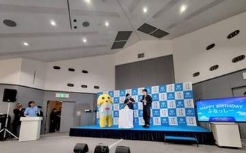 夫は矢部浩之　174cm美人アナ、イベント司会席にいる！　透明感の知的コーデが美しい　息子中学生、こんな綺麗ママが授業参観に来るのか