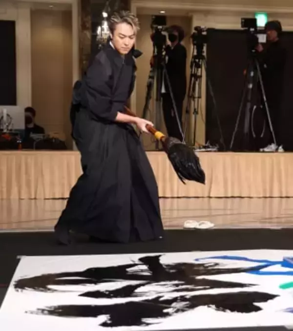 TAKAHIROは書道八段！達筆すぎるだろ…力強い書体披露→世界的な書道の巨匠を「うまい！」とうならせる