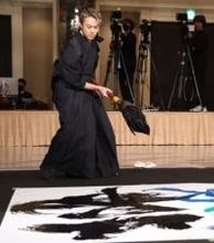 TAKAHIROは書道八段！達筆すぎるだろ…力強い書体披露→世界的な書道の巨匠を「うまい！」とうならせる