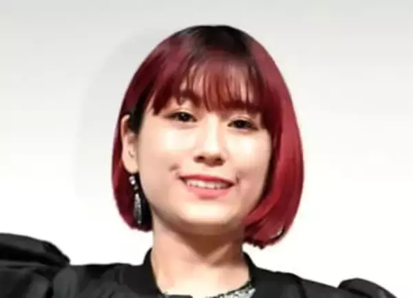 ネット騒然「ええっ！？」「3度見した」IMALU投稿→チューブドレスの美しい花嫁正体に衝撃「やめて！」「一瞬キレイと思ったw」「デコルテ美しいのイライラするw」無駄にモデル体型