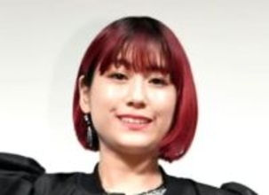 ネット騒然「ええっ！？」「3度見した」IMALU投稿→チューブドレスの美しい花嫁正体に衝撃「やめて！」「一瞬キレイと思ったw」「デコルテ美しいのイライラするw」無駄にモデル体型