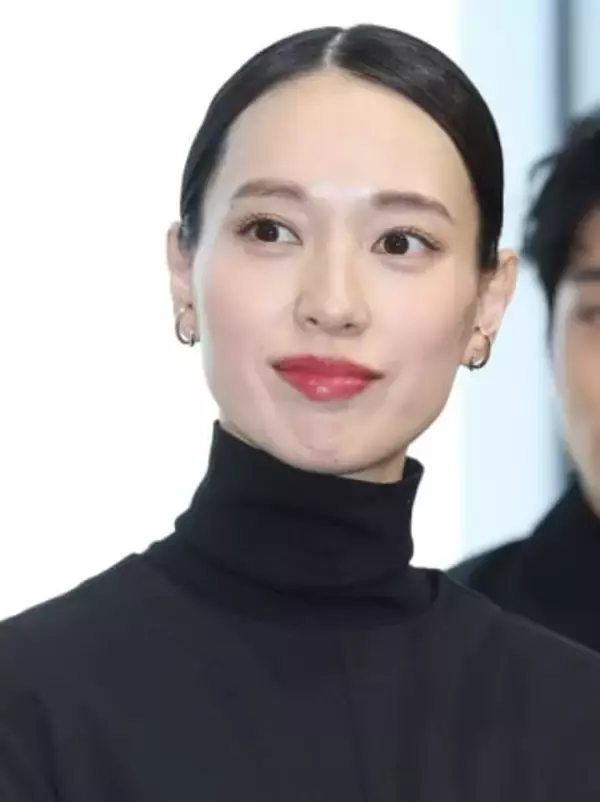 セーフ？フライングゲット？【リブート】戸田恵梨香のポージングに推理合戦　エプロン姿で両手を広げて「何のポーズか分かりますか？？」