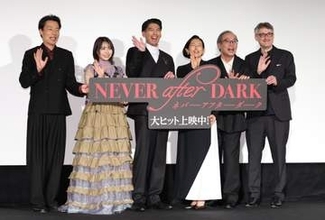 賀来賢人が舞台あいさつで神対応！来場者へプレゼントを手渡しのサプライズ