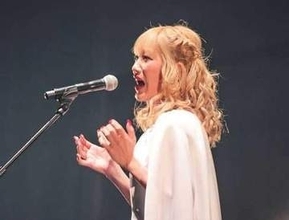 中村中　節目のステージで22曲を熱唱　マルチなシンガー・ソングライターが20周年