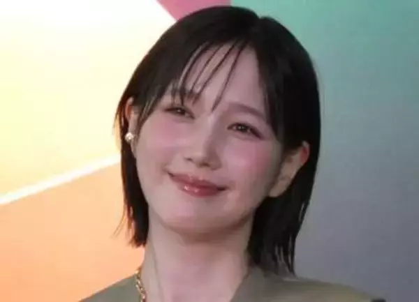 本田翼　肩ひもリボンのキャミの絶妙コーデに反響続々「透明感やばっ！」「別格だわ…」