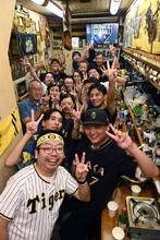 東京も阪神連覇に歓喜！虎党集う居酒屋で50人が六甲おろし合唱「アレンパだー！」夕方の悲鳴から一転、お祭り騒ぎに