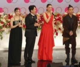 「今田美桜ちゃんの顔が小さすぎてびっくり」紅白ステージ上の姿にSNS沸く「隣にいる鈴木アナも！」「綺麗だな」