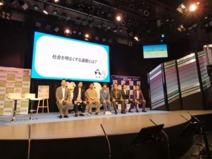 一瞬誰？！シブい俳優？！ツートライブらと並び1人異色の存在感の吉本芸人　イベント登場に驚き、精悍すぎる！