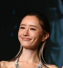 スゲェ、松本まりか41歳、授賞式チューブドレス姿が衝撃作　これはめちゃくちゃ鍛えてる！肩も腕も全く無駄なしの美しさ　女優の本気