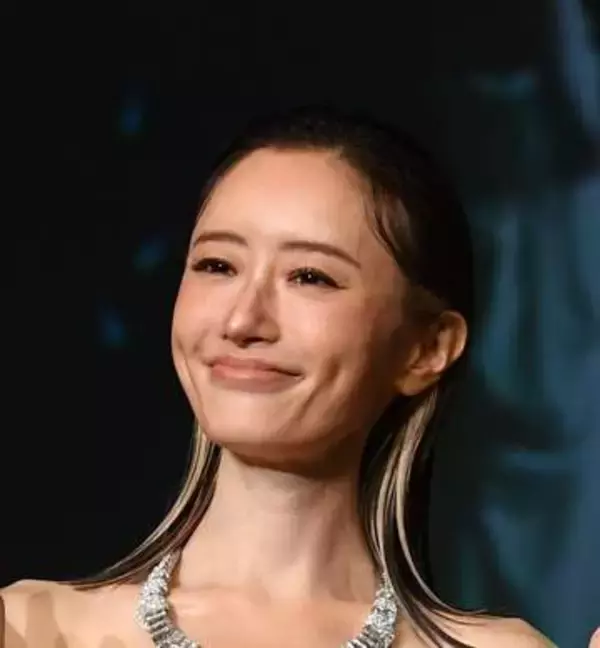 スゲェ、松本まりか41歳、授賞式チューブドレス姿が衝撃作　これはめちゃくちゃ鍛えてる！肩も腕も全く無駄なしの美しさ　女優の本気