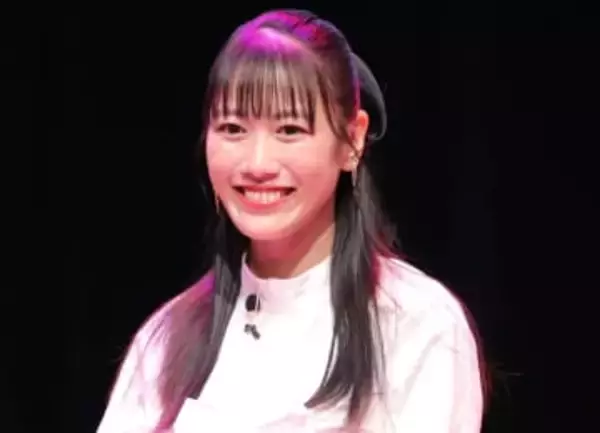 ももクロ高城れに「お姫様すぎる」特大リボンがキュートすぎる　ホワイトドレスで「れにーくりすます」