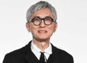 「井之頭さんだぞ！」松重豊「孤独のグルメ」専用スーツ姿公開　刺しゅうのぞかせるポーズに「ちゅてき」