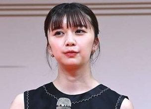 上白石萌歌「もはや別人みたいでなつかしい」金髪ロング姿公開→「どんな髪形も似合う」「時の流れ速すぎます」
