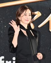 米倉涼子　クール黒ドレスで大歓声　マイケル・ジャクソンへの愛も紹介される「光が大きい分、影も大きかった人」
