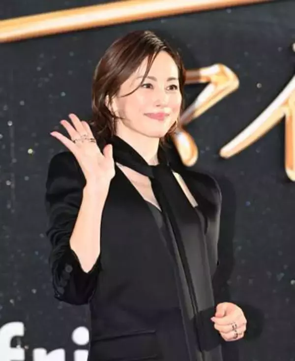 米倉涼子　クール黒ドレスで大歓声　マイケル・ジャクソンへの愛も紹介される「光が大きい分、影も大きかった人」