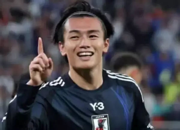 日本代表・上田綺世の美人モデル妻「帰国してすぐ行ったクリスマスディズニー」カチューシャ姿に「可愛すぎる」「だいすきです」