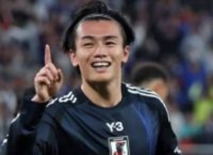 日本代表・上田綺世の美人モデル妻「帰国してすぐ行ったクリスマスディズニー」カチューシャ姿に「可愛すぎる」「だいすきです」