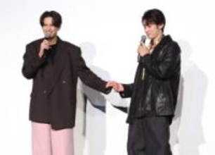 向井康二、森崎ウィンに突然手つなぎし動揺させる　「ドキドキするからやめて！」の“反撃”にもニヤリ「手をつないでほしいのかなって」