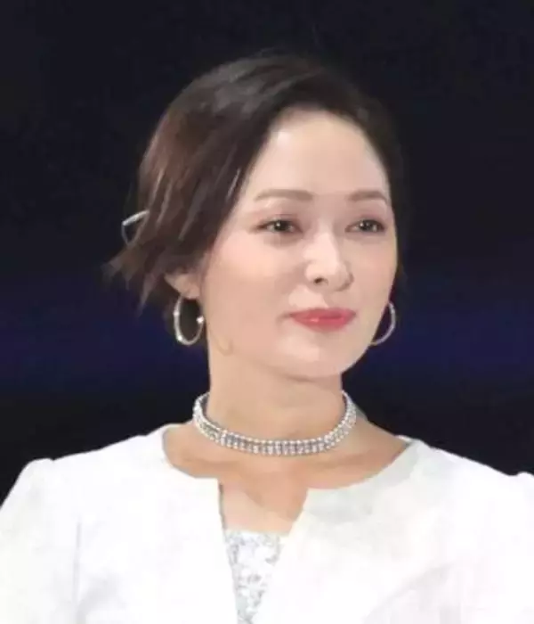 20歳で第1子出産の4児ママ元国民的アイドル　「末っ子」が9歳に　新ヘアでの変化に「世界一ショート似合う」「美しくエレガント」