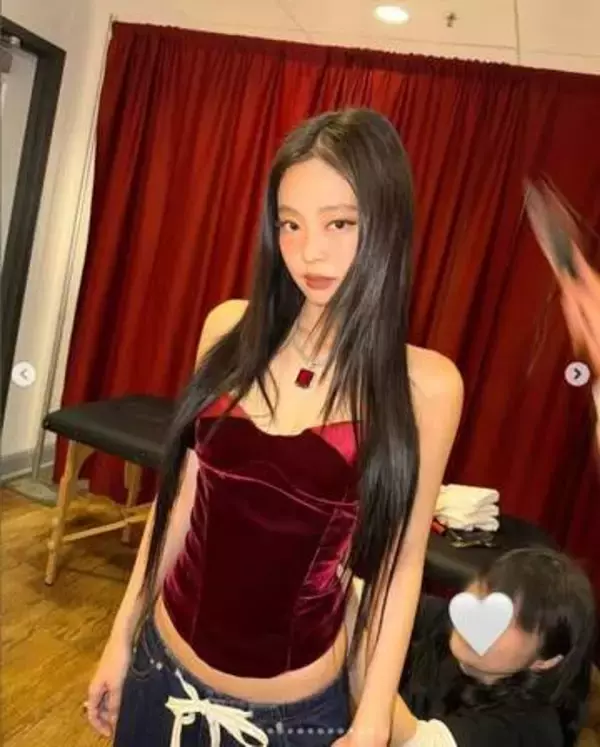 BLACKPINK・ジェニー　シースルー衣裳で観客を魅了　足の甲のタトゥーも話題に「国民のプリンセス！」「息をのむほど美しい」