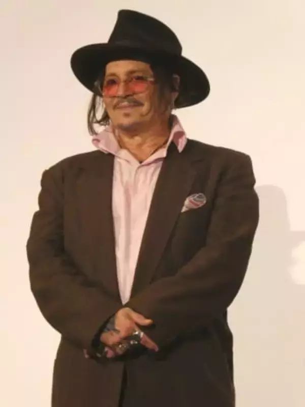 えぇっ、なんで？！ジョニー・デップをまさか人気歌手がサプライズ祝福「この後お食事に行く」実は親交「共通の知り合いがいまして」