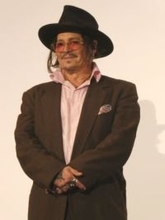 えぇっ、なんで？！ジョニー・デップをまさか人気歌手がサプライズ祝福「この後お食事に行く」実は親交「共通の知り合いがいまして」