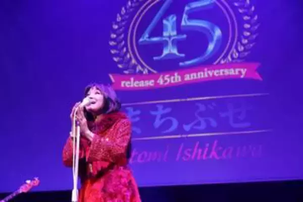 66歳マジかっ！　石川ひとみ、久々に取材の場に現る　驚きの美しさ　すごっ！20歳時の等身パネルと並んだら一緒