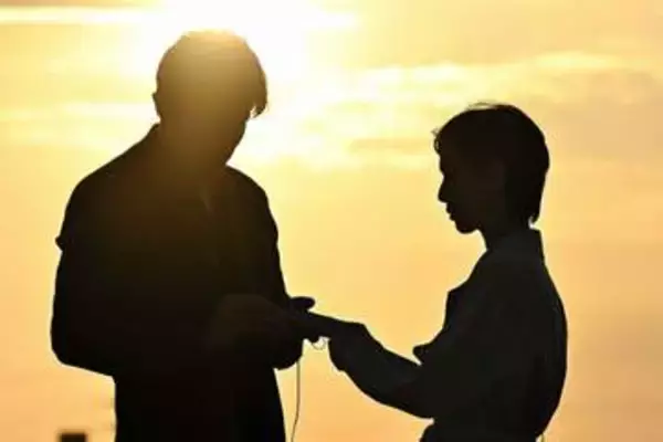 【リブート】「上官からの命令です」黒スーツ＆ロン毛、ナゾの運転手はロンドン出身、TOEIC925点、難関大卒の異色俳優だった