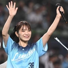 「え、本物？？！！！」「私も抜け殻に…」36歳歌姫　夏らしさ満載　独創的センスに驚きの声