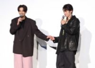 Snow　Man・向井康二　森崎ウィンを突然ぎゅっ♥　初対面でも相性バツグン「しゃべりやすかった」　ボーイズラブ映画でW主演