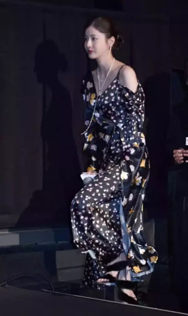 松本若菜　魅惑の肩出しドレスが妖艶すぎて　大泉洋も「ただ、ただ会いたかった」