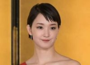 ショート→印象激変の長めヘアが新鮮！33歳になった剛力彩芽「どんどん綺麗に」スタバの話題バッグも可愛すぎる