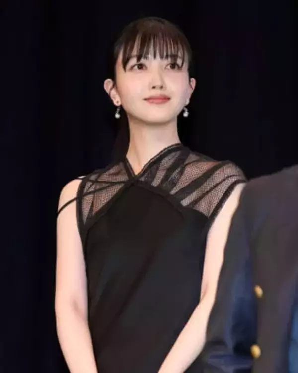「アイドルから女優になってる…！」ステージ左端に立つ24歳美女のドレス姿にSNS沸く　全身ショット投稿「美しすぎますね」