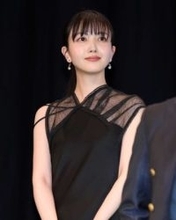 「アイドルから女優になってる…！」ステージ左端に立つ24歳美女のドレス姿にSNS沸く　全身ショット投稿「美しすぎますね」