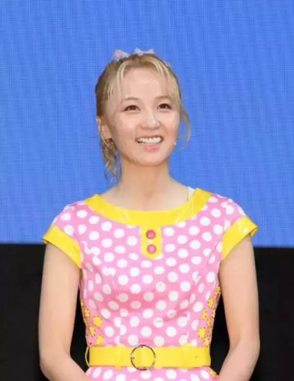 えっ、誰？！「きゃわああ」金髪が代名詞の女性シンガー　「高校生ぶり」ほぼ黒髪で別人級イメチェン　「暗いのもよく似合う♡」期間限定ニュースタイルのAmi