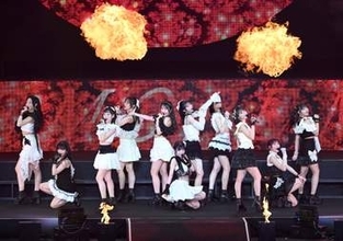 Juice＝Juiceが炎の中で「盛れ！ミ・アモーレ」熱唱　春ツアー千秋楽公演