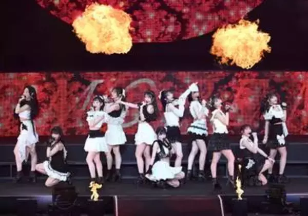 Juice＝Juiceが炎の中で「盛れ！ミ・アモーレ」熱唱　春ツアー千秋楽公演