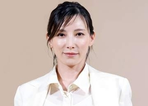 「なんてこった」「マジ綺麗」TVごぶさた『海猿』女優　お腹くりぬき上品ワンピの旅コーデが美しすぎる　3児ママになった43歳