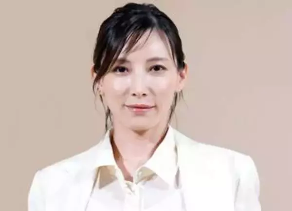 「なんてこった」「マジ綺麗」TVごぶさた『海猿』女優　お腹くりぬき上品ワンピの旅コーデが美しすぎる　3児ママになった43歳